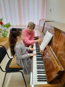 Урок фортепиано в первом классе